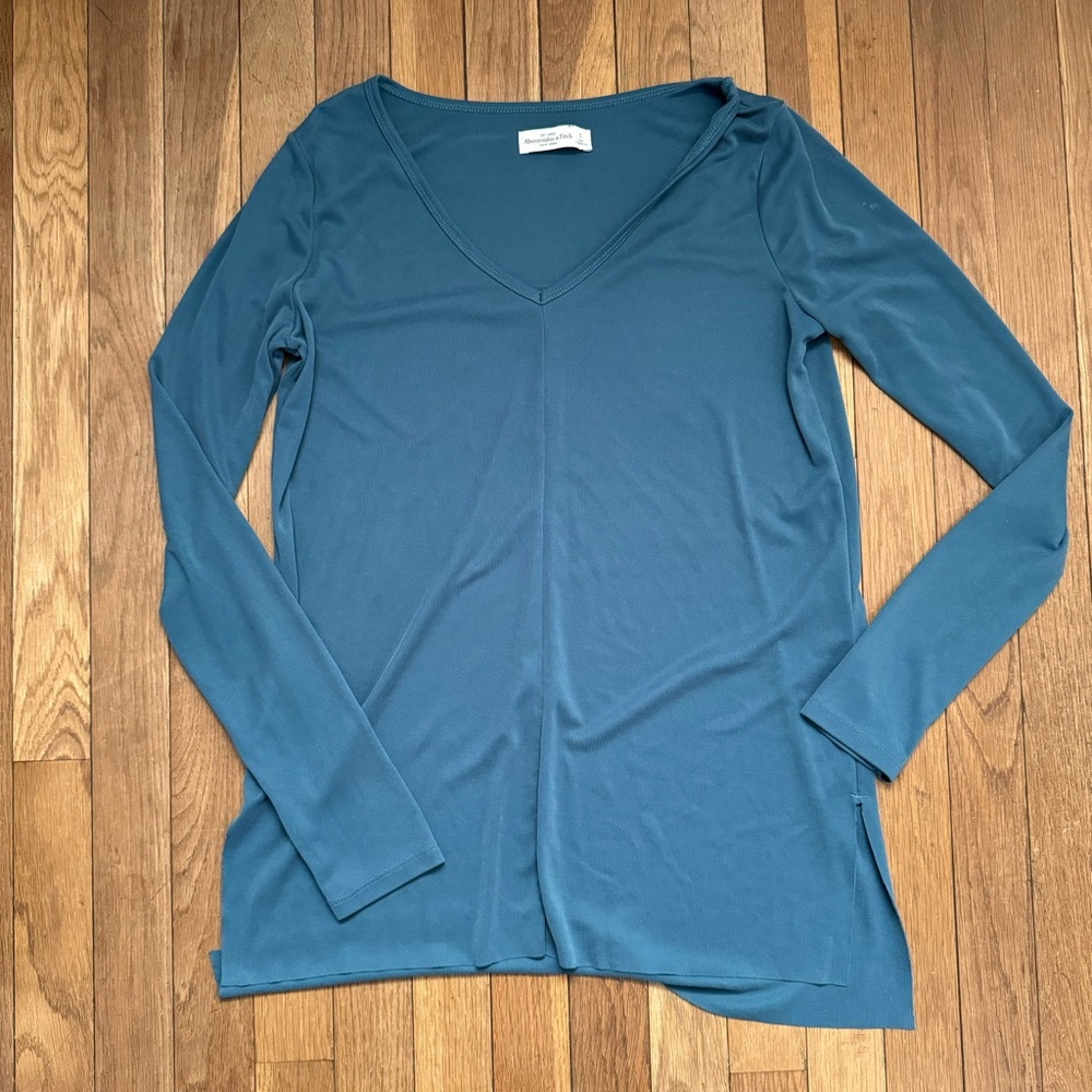 Abercrombie and Fitch blue long sleeve V-neck top
Size S